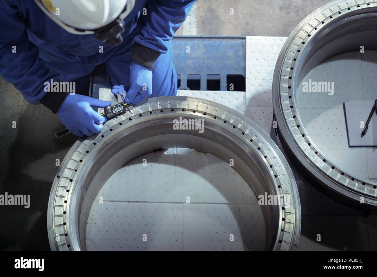 Vista aerea dell'ingegnere misurando le guarnizioni di tenuta olio nella centrale nucleare in caso di interruzioni Foto Stock