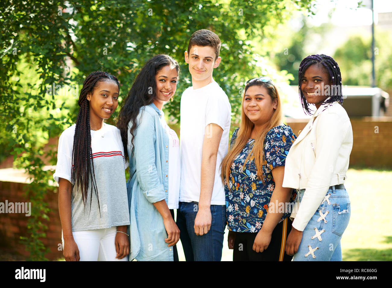 Ragazzo adolescente e istruzione superiore agli studenti dei college campus, ritratto Foto Stock