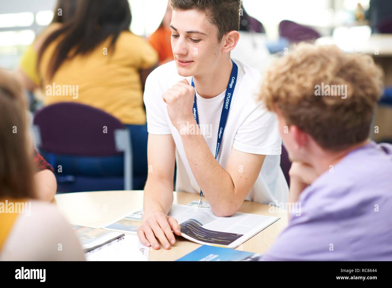 Istruzione superiore gli studenti che lavorano sul progetto in college classroom Foto Stock