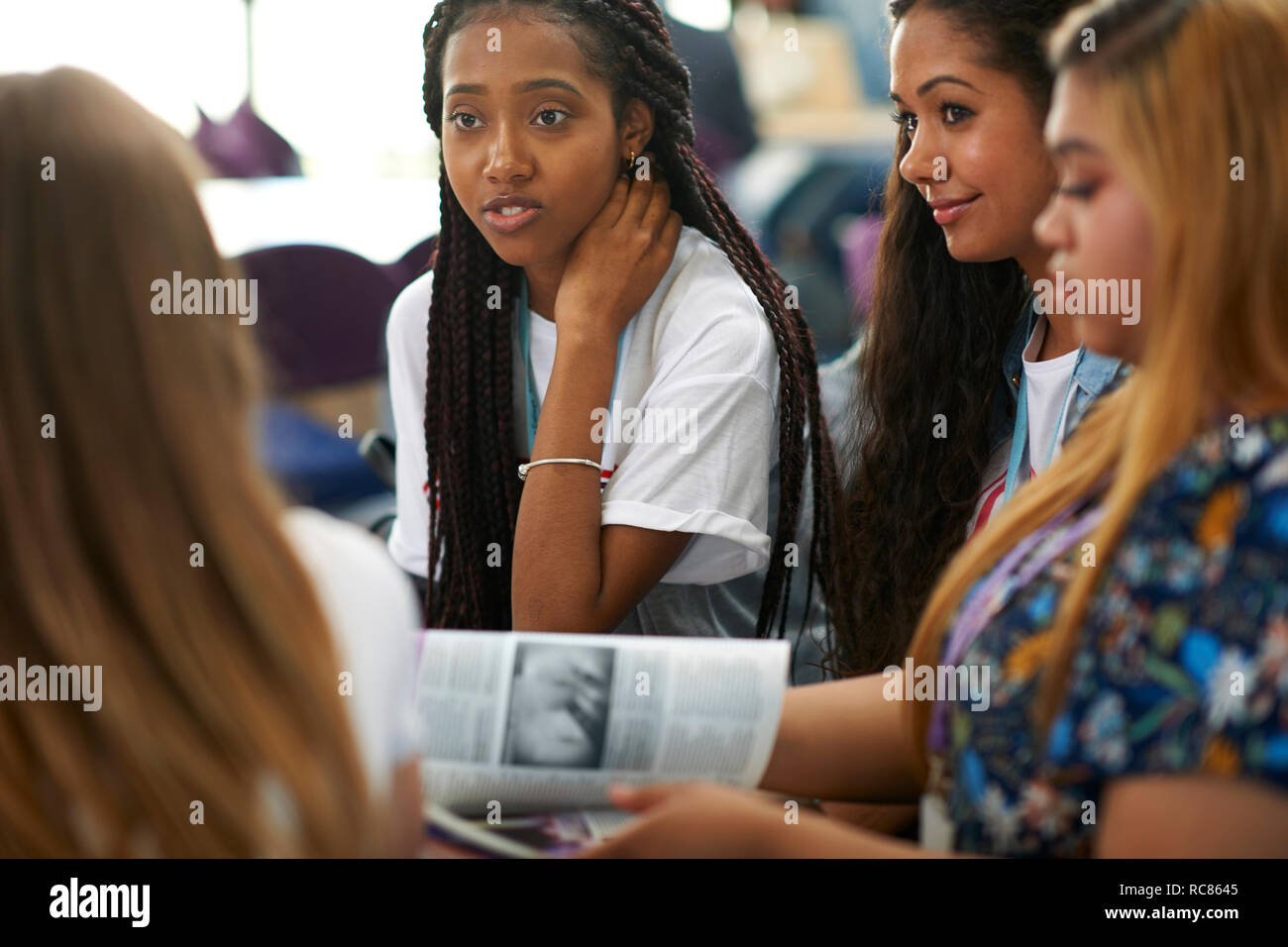 Femmina di istruzione superiore gli studenti a discutere di progetto in college classroom Foto Stock