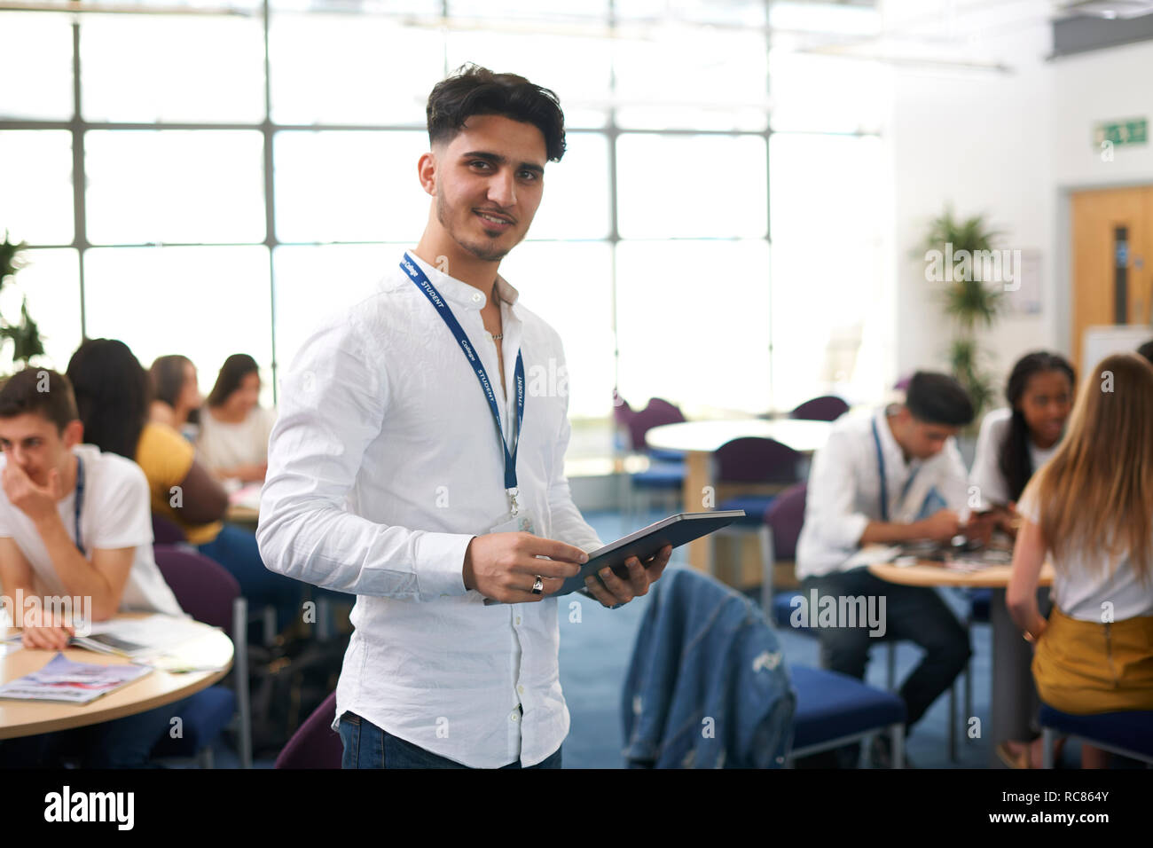 Giovane maschio istruzione superiore studente di college classroom, ritratto Foto Stock