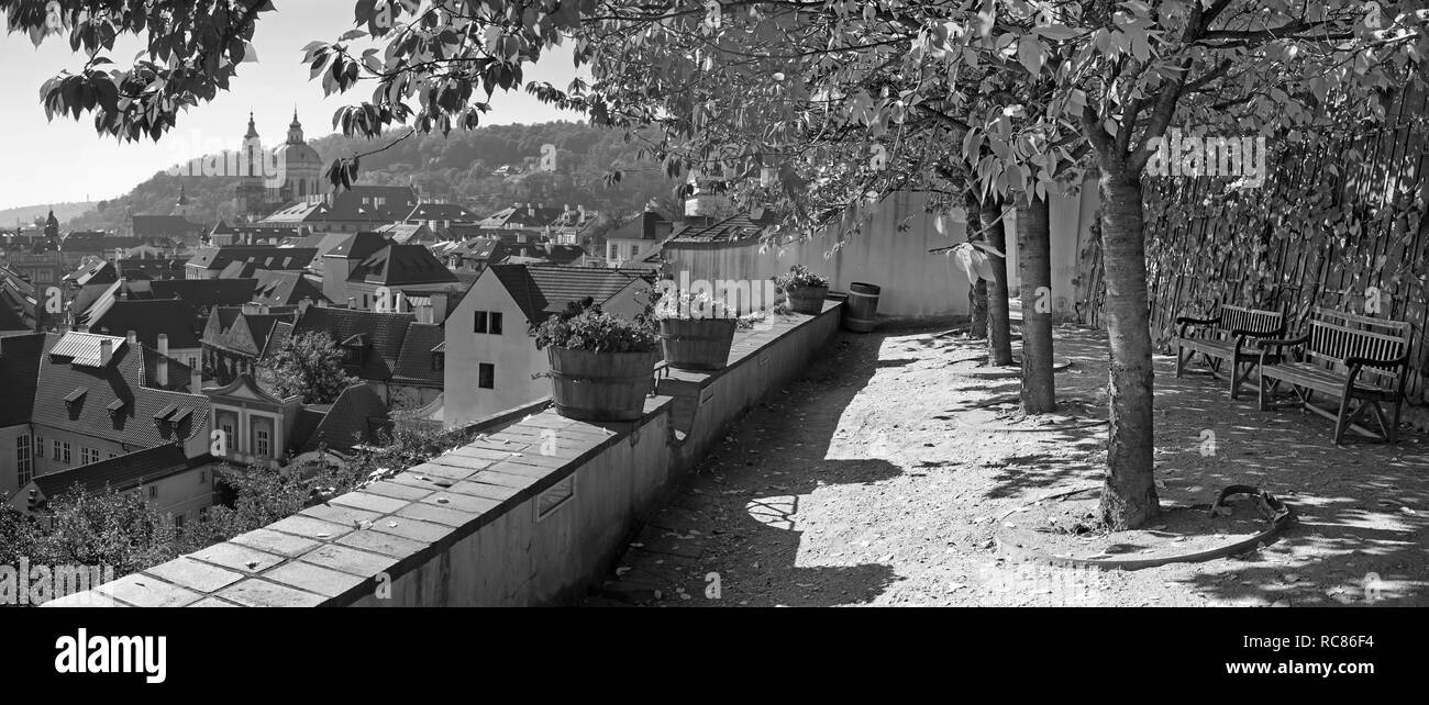 Praga - il panorama dai giardini sotto il castello di Mala Strana e della chiesa di San Nicola. Foto Stock