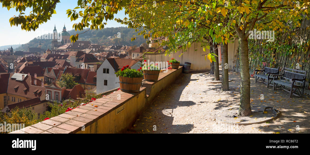 Praga - il panorama dai giardini sotto il castello di Mala Strana e della chiesa di San Nicola. Foto Stock