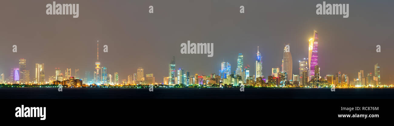 Notte skyline di Kuwait City Foto Stock