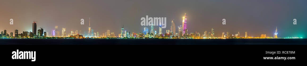 Notte skyline di Kuwait City Foto Stock