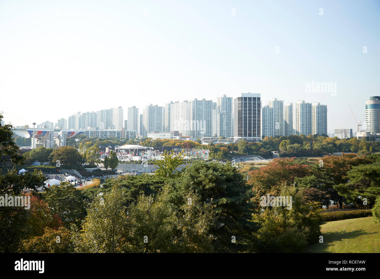 Skyline nelle ore diurne, parco nazionale in primo piano, Seoul, Corea del Sud Foto Stock