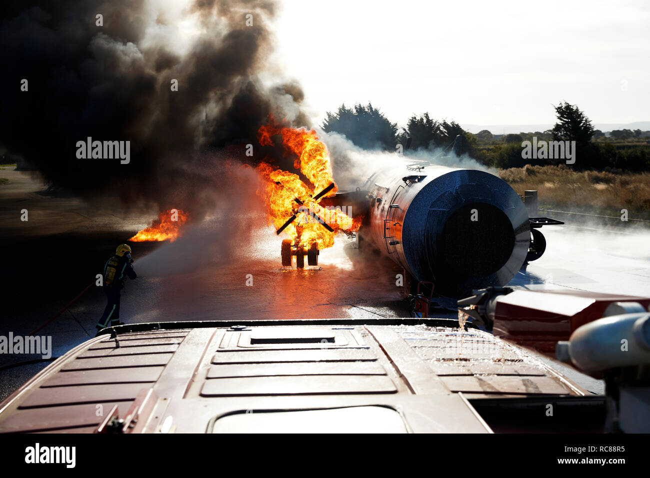 I vigili del fuoco mettendo fuori fuoco sulla formazione vecchio aereo, Darlington, Regno Unito Foto Stock