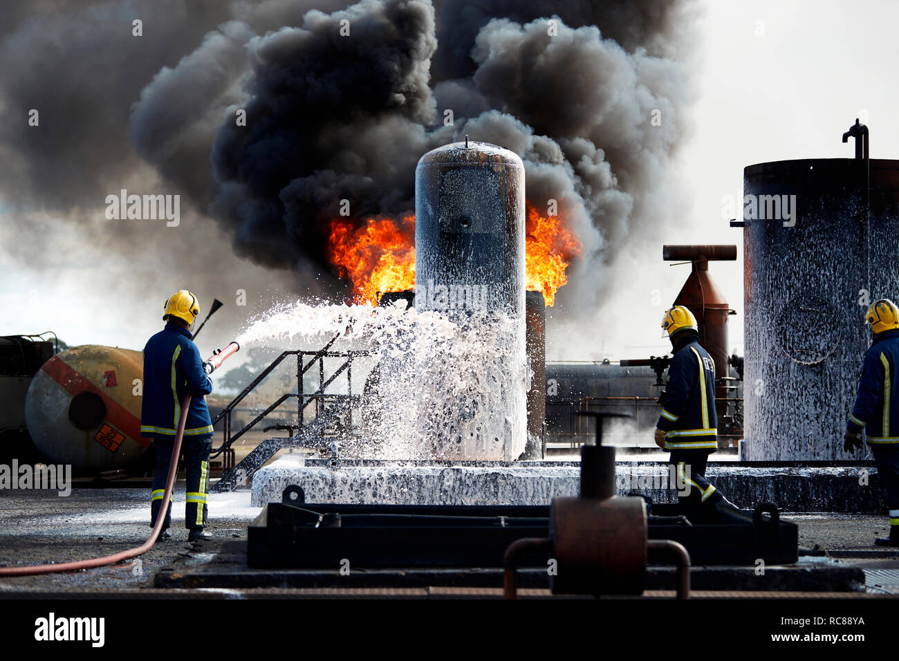 Corsi di formazione per i vigili del fuoco per mettere fuori fuoco sulla masterizzazione di serbatoi, Darlington, Regno Unito Foto Stock