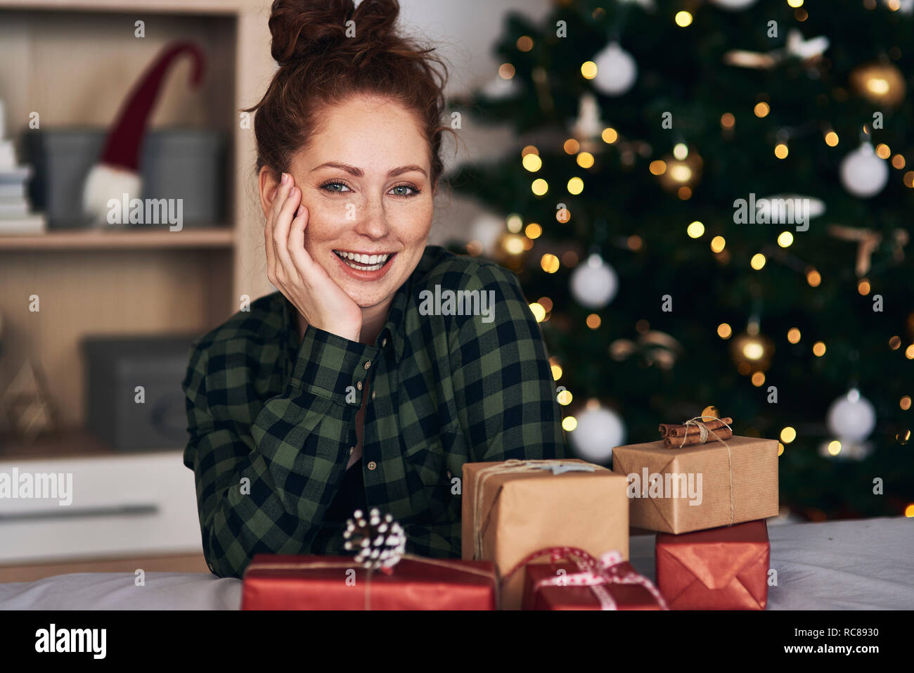 Donna con i regali di Natale Foto Stock