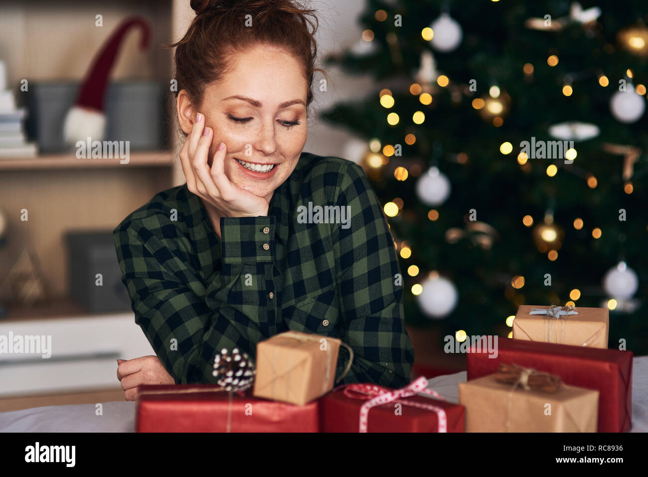 Donna con i regali di Natale Foto Stock