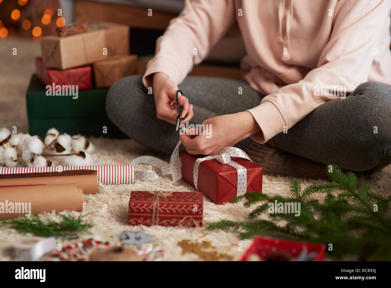 Donna impacchettare i regali di Natale Foto Stock
