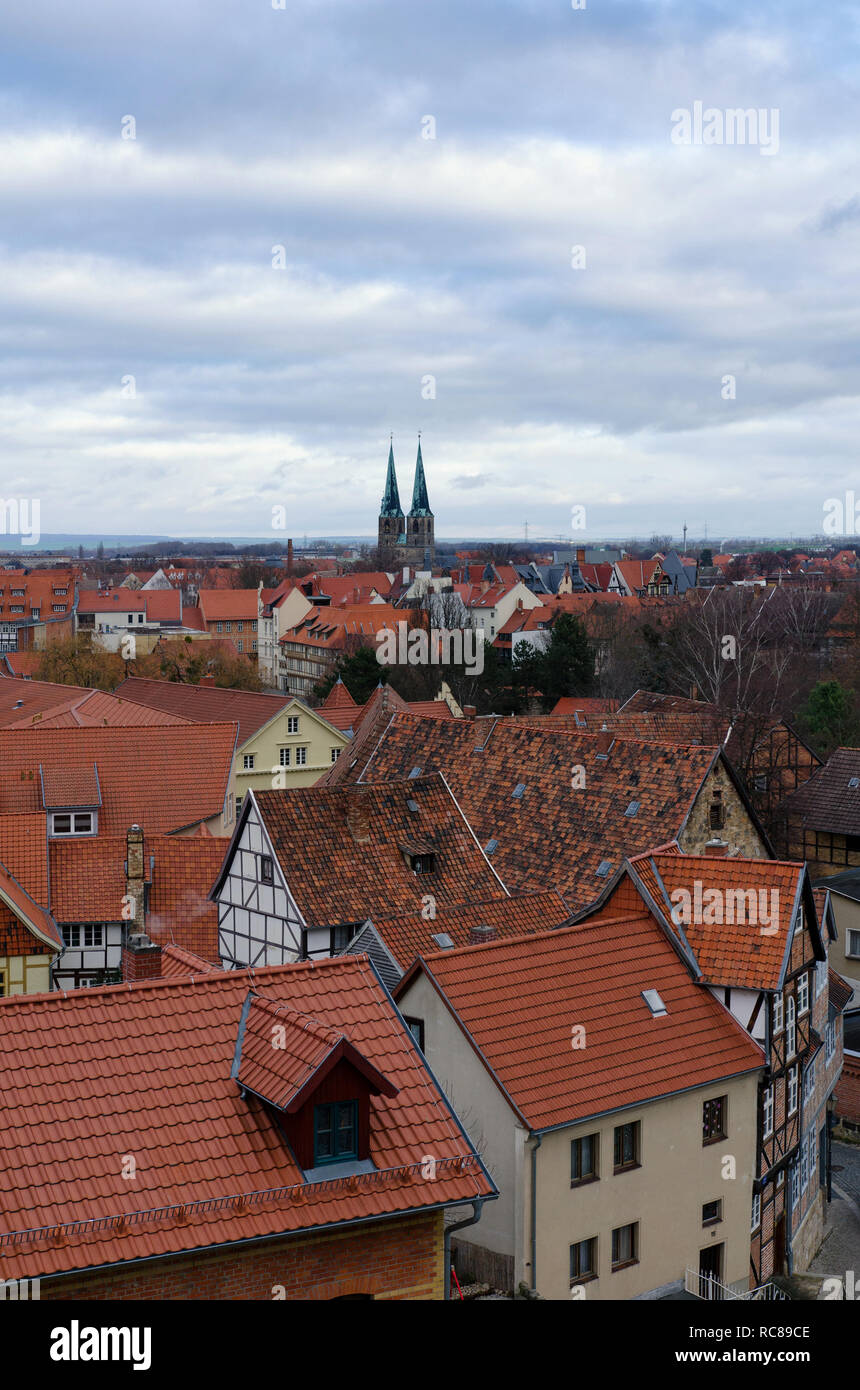 Vista sulla città vecchia di Quedlinburg dal di sopra con la chiesa di San Nicola all'orizzonte Foto Stock