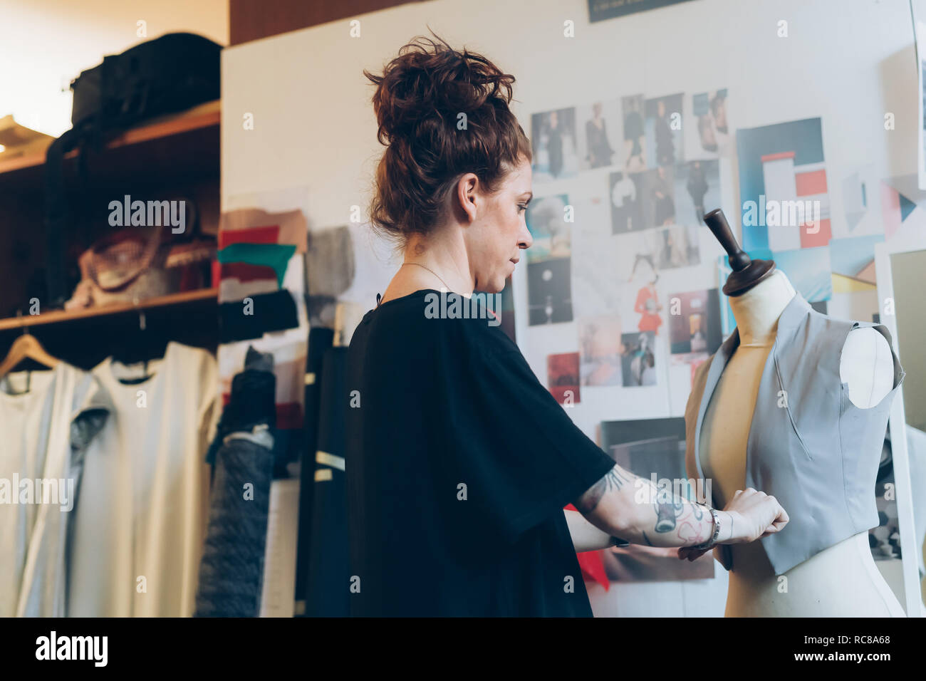 Designer di moda pinning indumento sul manichino Foto Stock