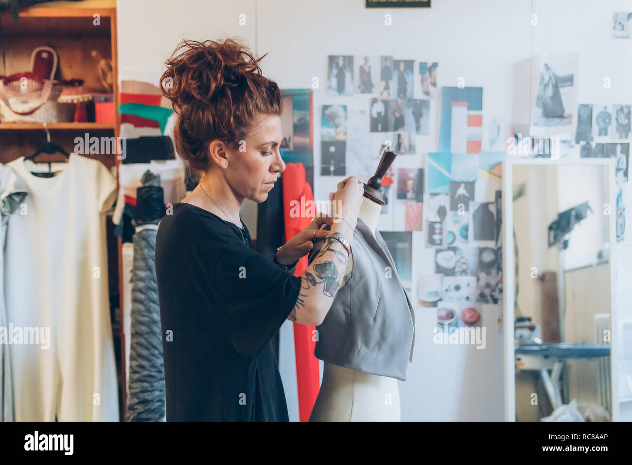 Designer di moda pinning indumento sul manichino Foto Stock