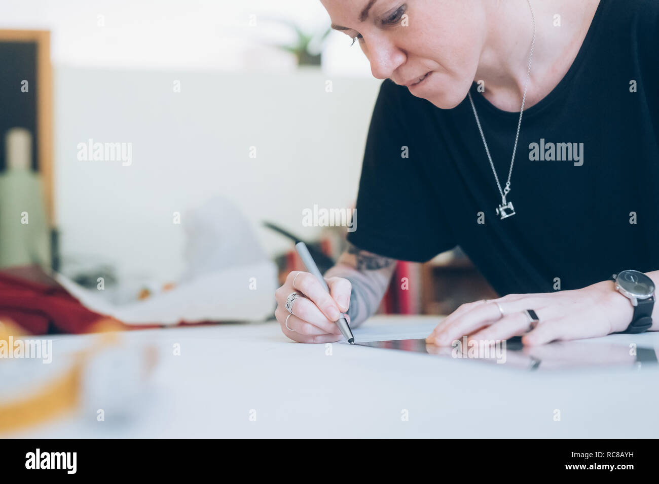 Designer di moda il disegno e la creazione di una sarta pattern Foto Stock