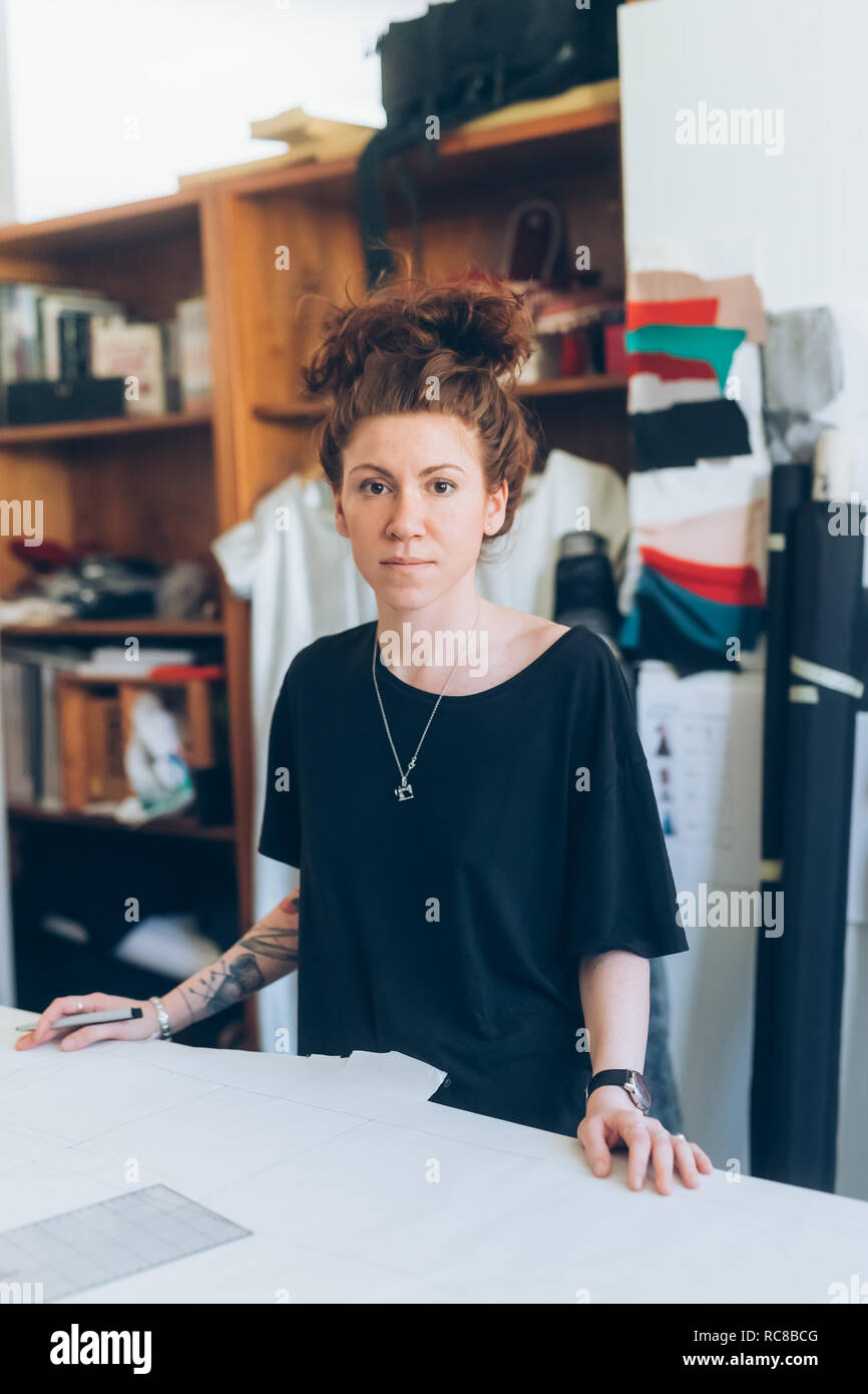 Ritratto di designer di moda nel suo lavoro studio Foto Stock