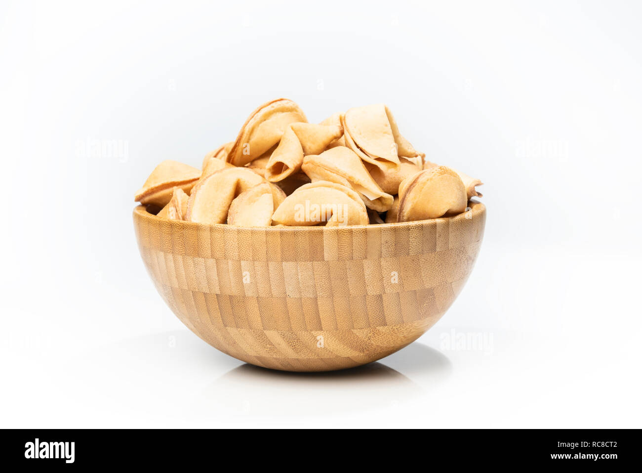 Fortune Cookie nella ciotola di legno isolato su sfondo bianco Foto Stock