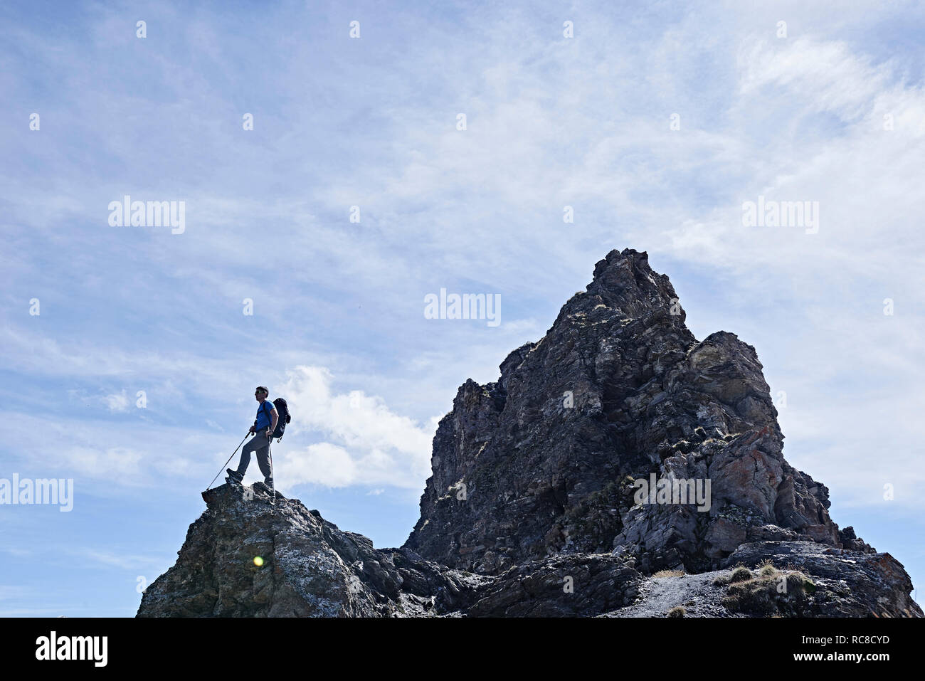 Escursionista sui picchi di roccia, Mont Cervin, Cervino, Vallese, Svizzera Foto Stock