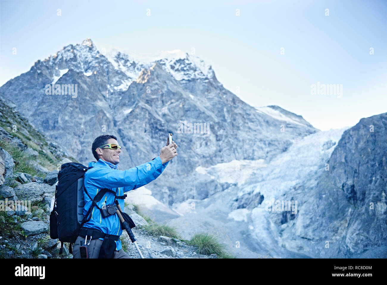 Escursionista tenendo la fotografia del Mont Cervin, Cervino, Vallese, Svizzera Foto Stock