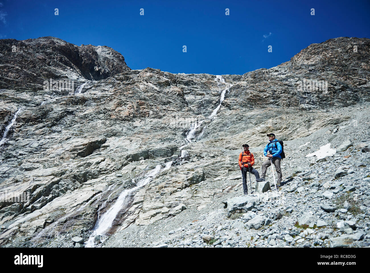 Gli escursionisti di fermarsi per rompere, Mont Cervin, Cervino, Vallese, Svizzera Foto Stock
