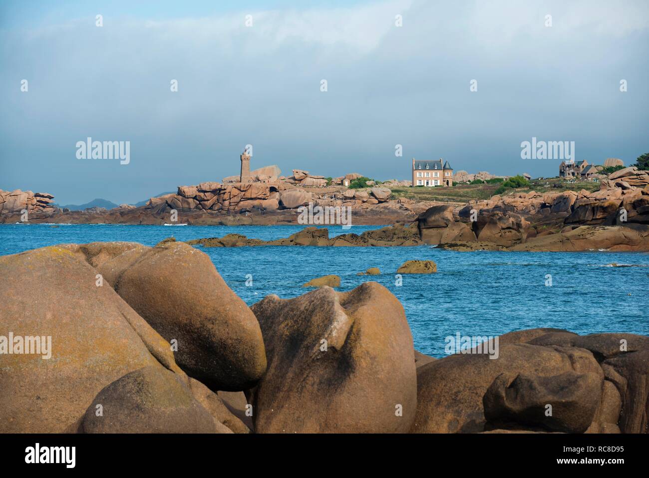 Il mare e le rocce di granito, Ploumanach, Côte de Granit Rose, Côtes d'Armor Bretagna, Francia Foto Stock