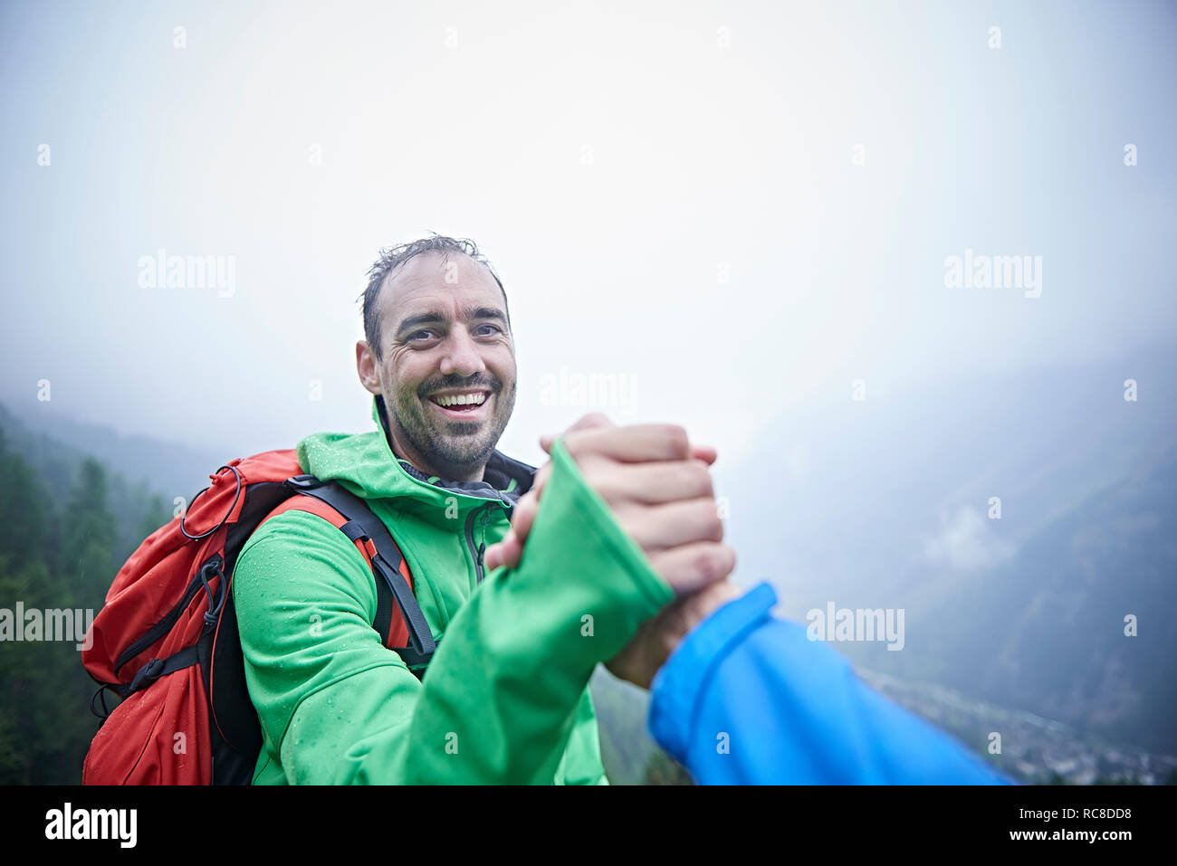 Gli escursionisti congratularsi con se stessi, Mont Cervin, Cervino, Vallese, Svizzera Foto Stock