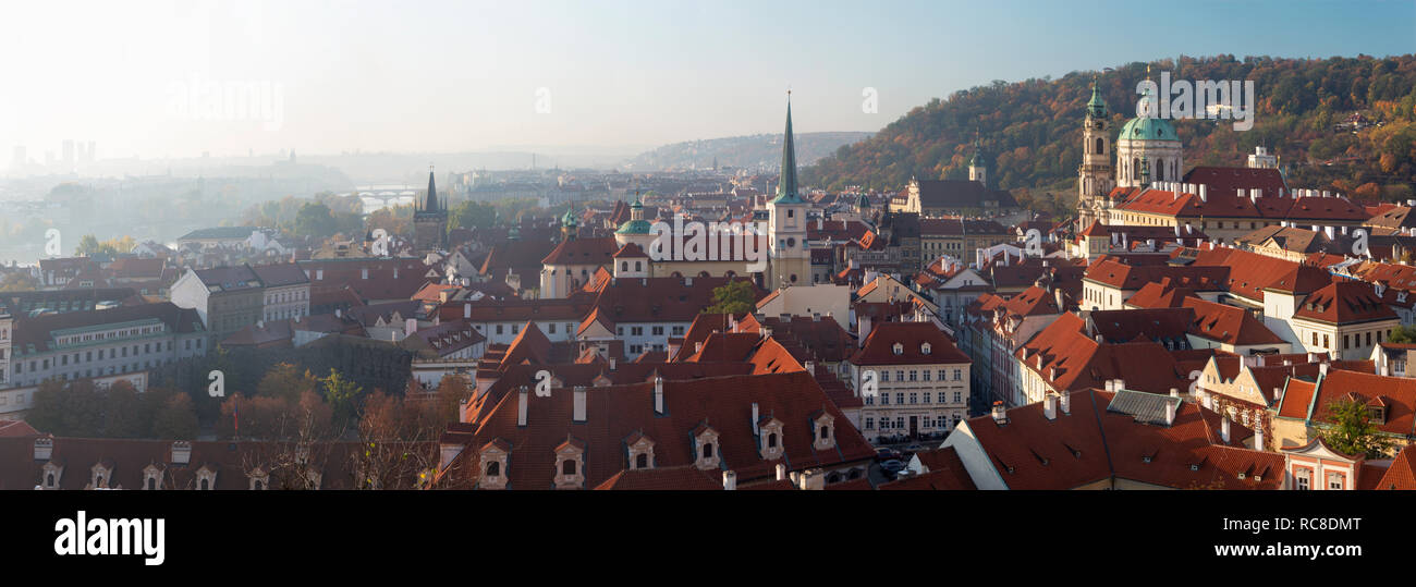 Praga - il panorama di Mala Strana, San Nicola e San Tommaso chiesa. Foto Stock