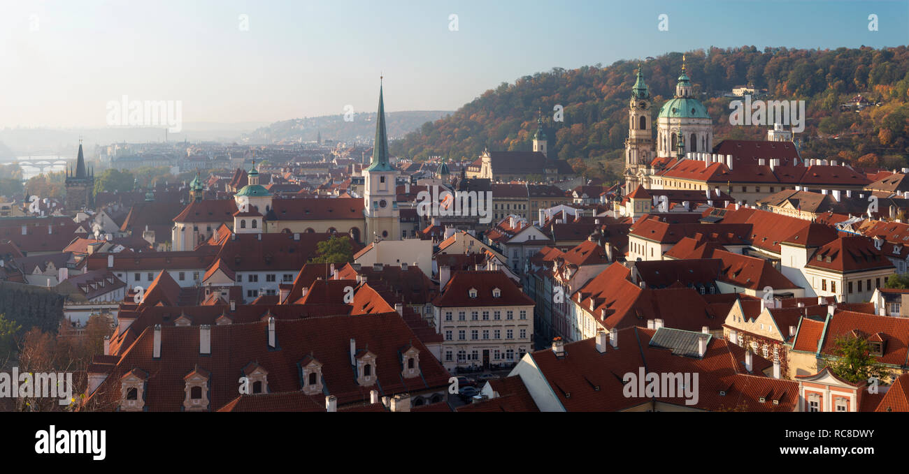 Praga - il panorama di Mala Strana, San Nicola e San Tommaso chiesa. Foto Stock