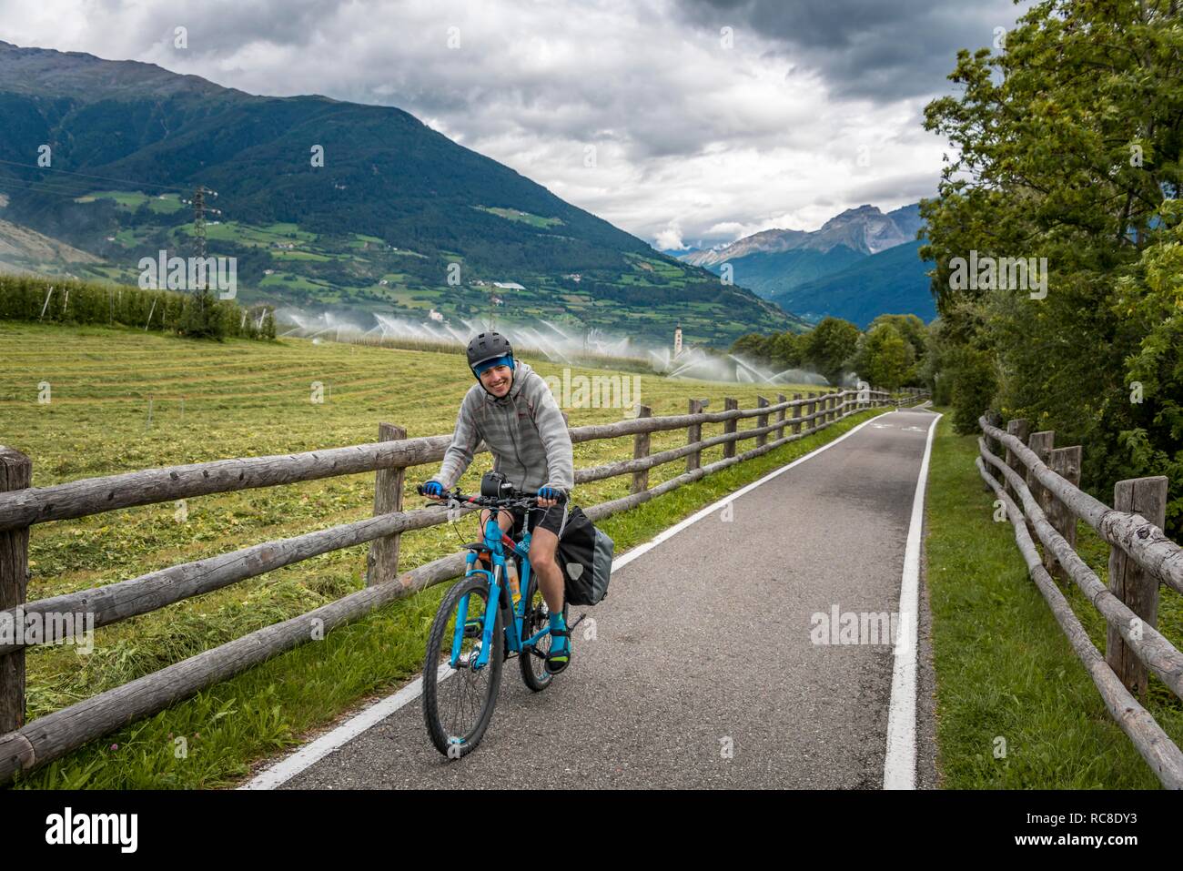 Ciclista con mountain bike, sul percorso ciclabile Via Claudia Augusta, di attraversamento delle Alpi, Caldaro, Trentino, Alto Adige, Italia Foto Stock