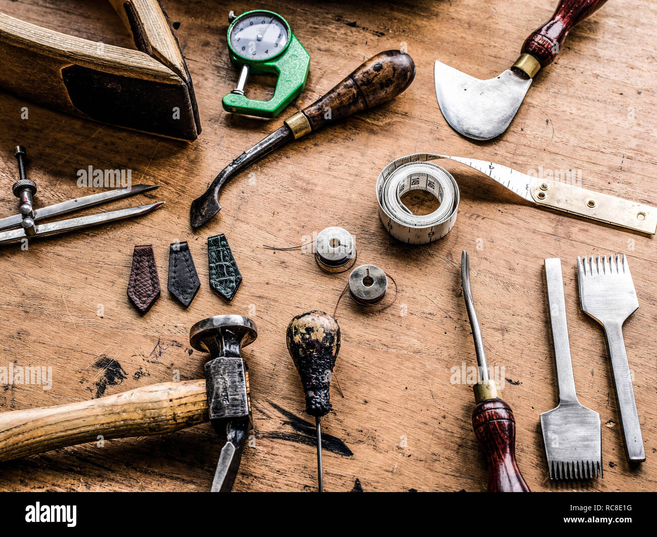Leatherworker's workbench con martello, un nastro di misurazione e strumenti specialistici, still life Foto Stock