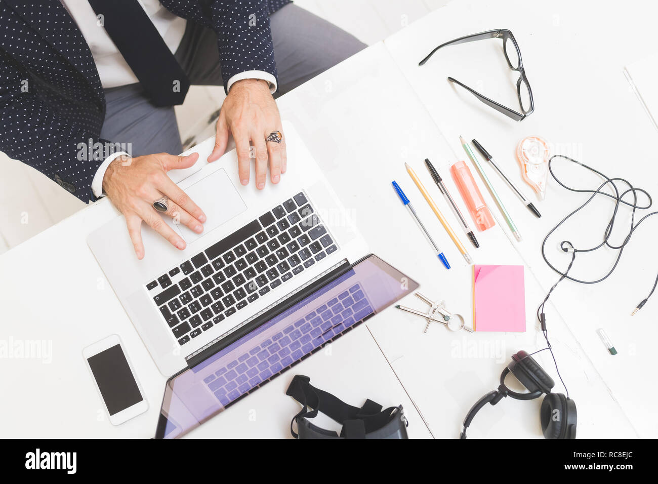 Imprenditore utilizzando laptop sulla scrivania in ufficio, vista aerea Foto Stock
