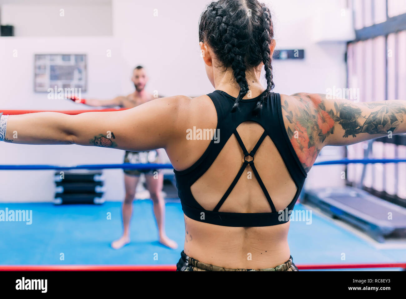 Maschio e femmina boxer di lavoro nel pugilato ring Foto Stock