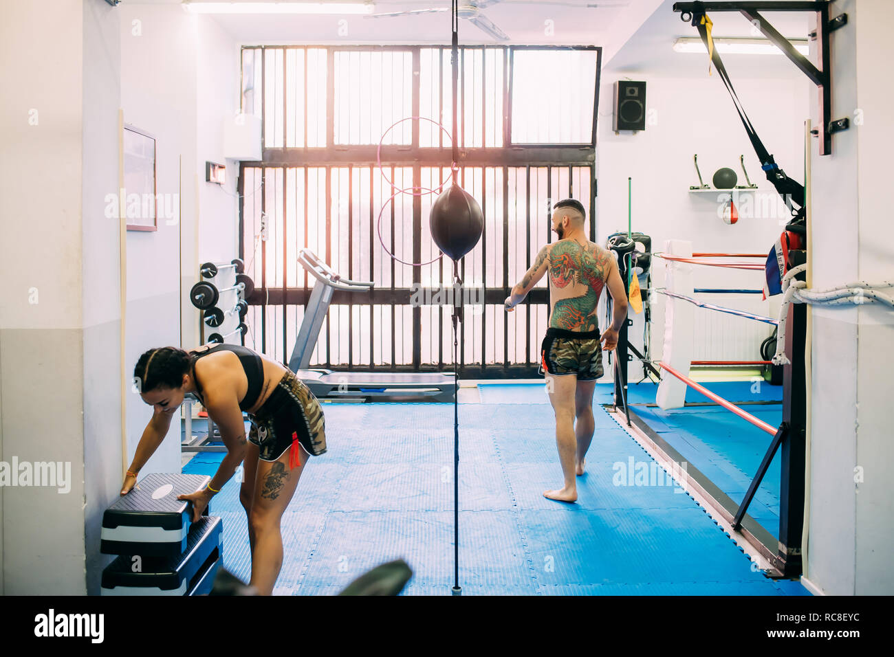 L uomo e la donna come ottenere pronto per l'allenamento in palestra Foto Stock