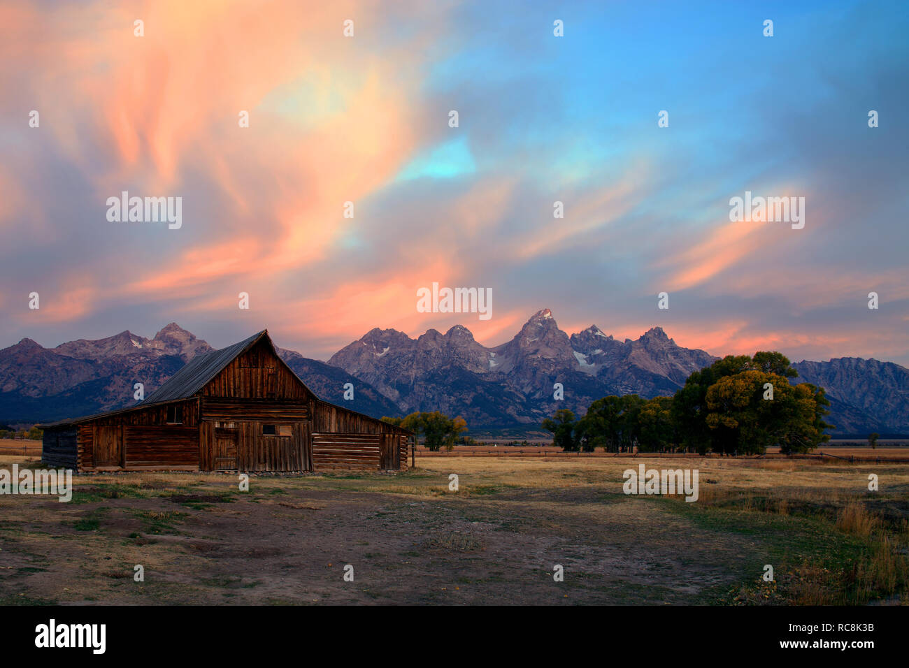 Sunrise Moulton granaio sulla riga Mormone, Grand Teton National Park, Wyoming Foto Stock
