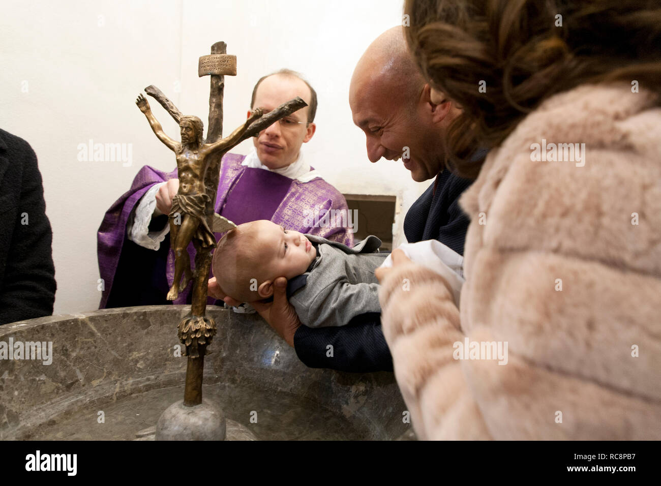 Cerimonia di battesimo di un bambino in una chiesa cattolica, Sicilia  Italia Foto stock - Alamy