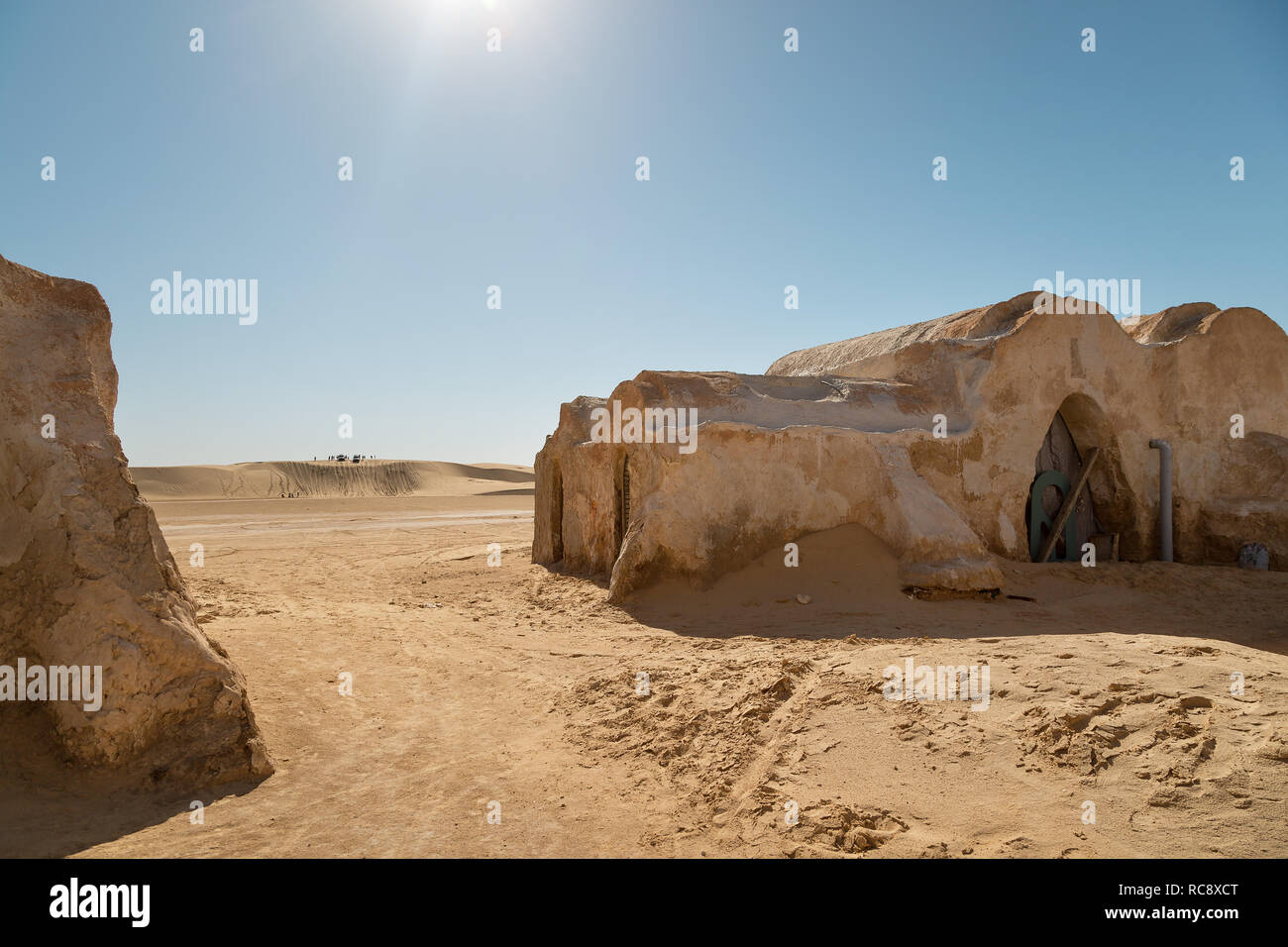 TOZEUR, TUNISIA - Maggio 17, 2017: Case dal pianeta Tatouine, set cinematografico per film Star Wars. I turisti sulle vetture di dune dell'orizzonte. Foto Stock