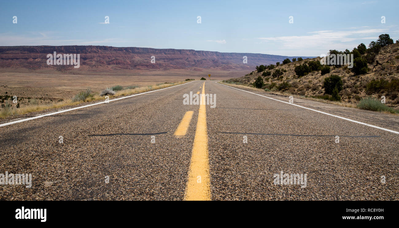Autostrada vuota nel deserto americano, vasto paesaggio in Arizona Foto Stock
