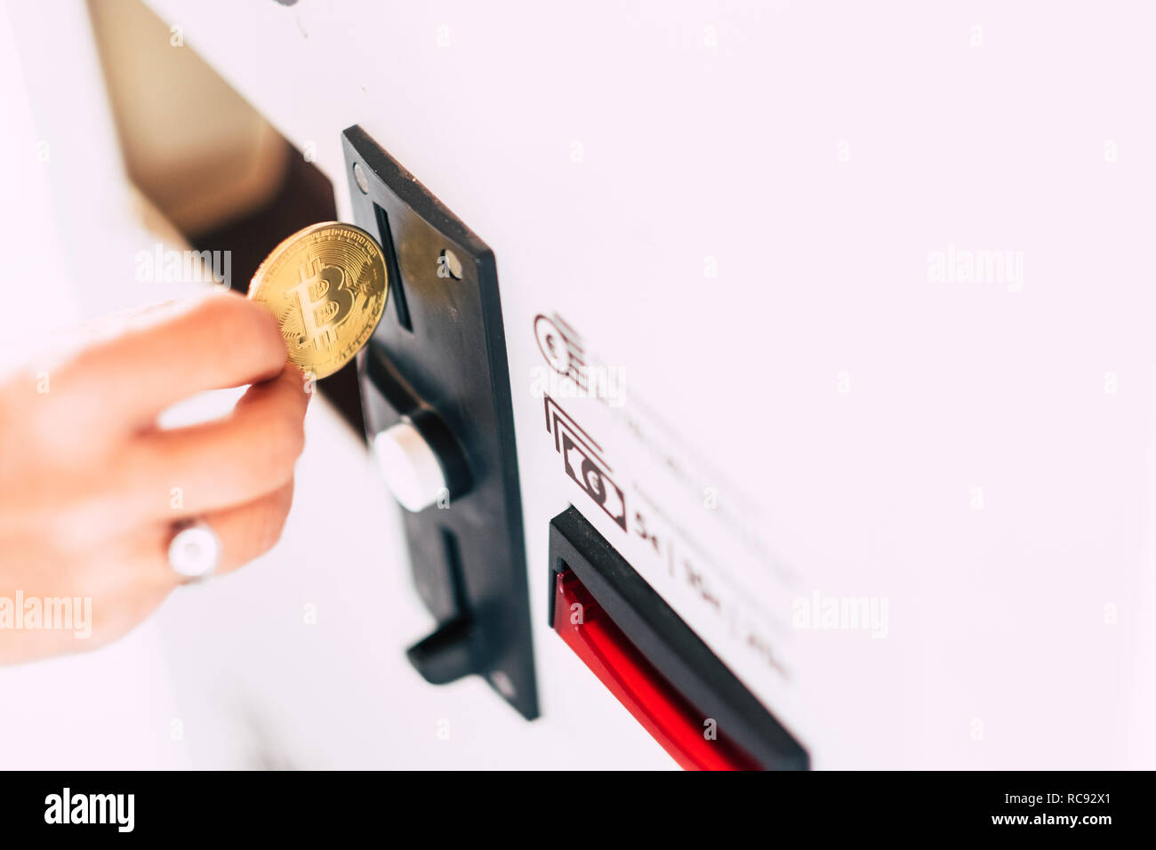 Il denaro quotidiano utilizzo macchina automatica mano inserire bitcoin per acquistare e pagare servizi - futuro del commercio e business con cryptocurency e virtual mone Foto Stock
