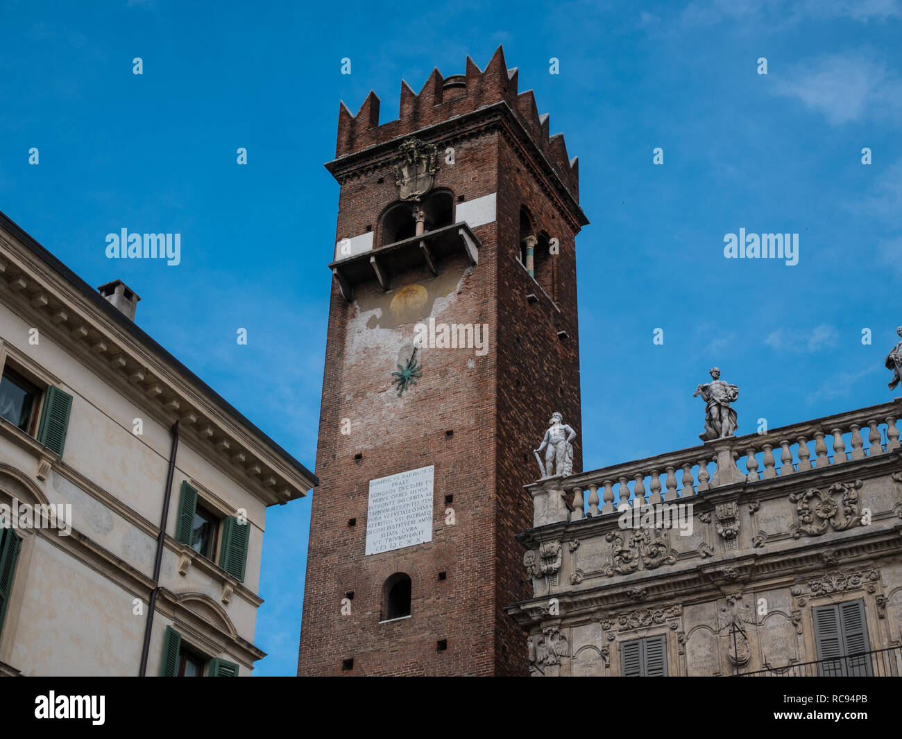 Il Campanile in Piazza delle Erbe a Verona, è la piazza centrale di Verona, meta di molti turisti nella città di romanticismo Foto Stock
