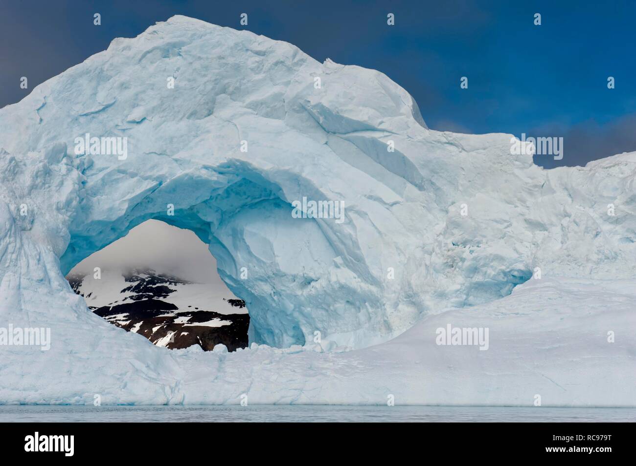 Arco Naturale scolpito in un iceberg, Antartico Suono, Penisola Antartica, Antartide Foto Stock