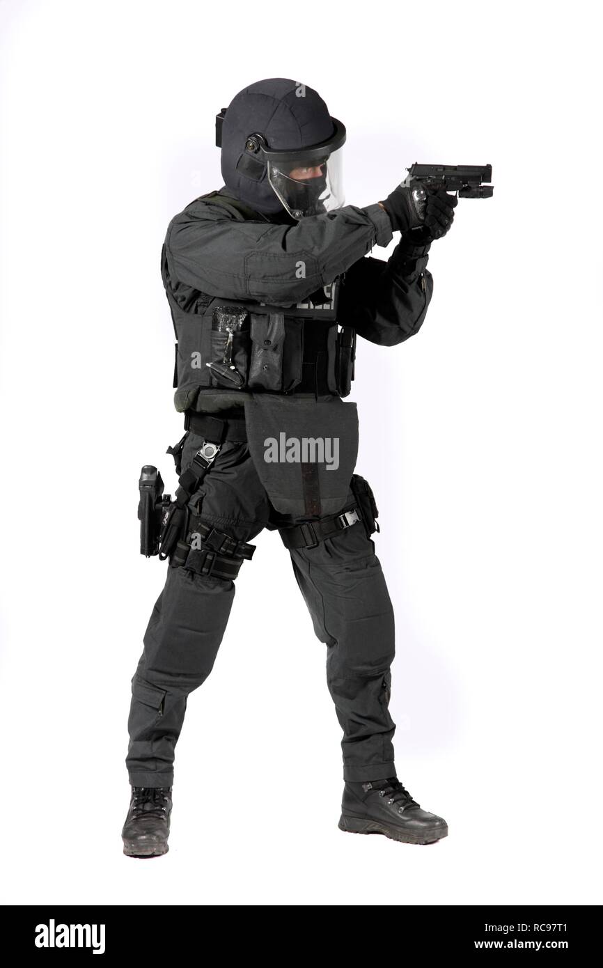 Polizia, Task Force speciale, SEK, officer indossando pieno uniforme di protezione tenendo un Sig Sauer P6 P225 pistola Foto Stock