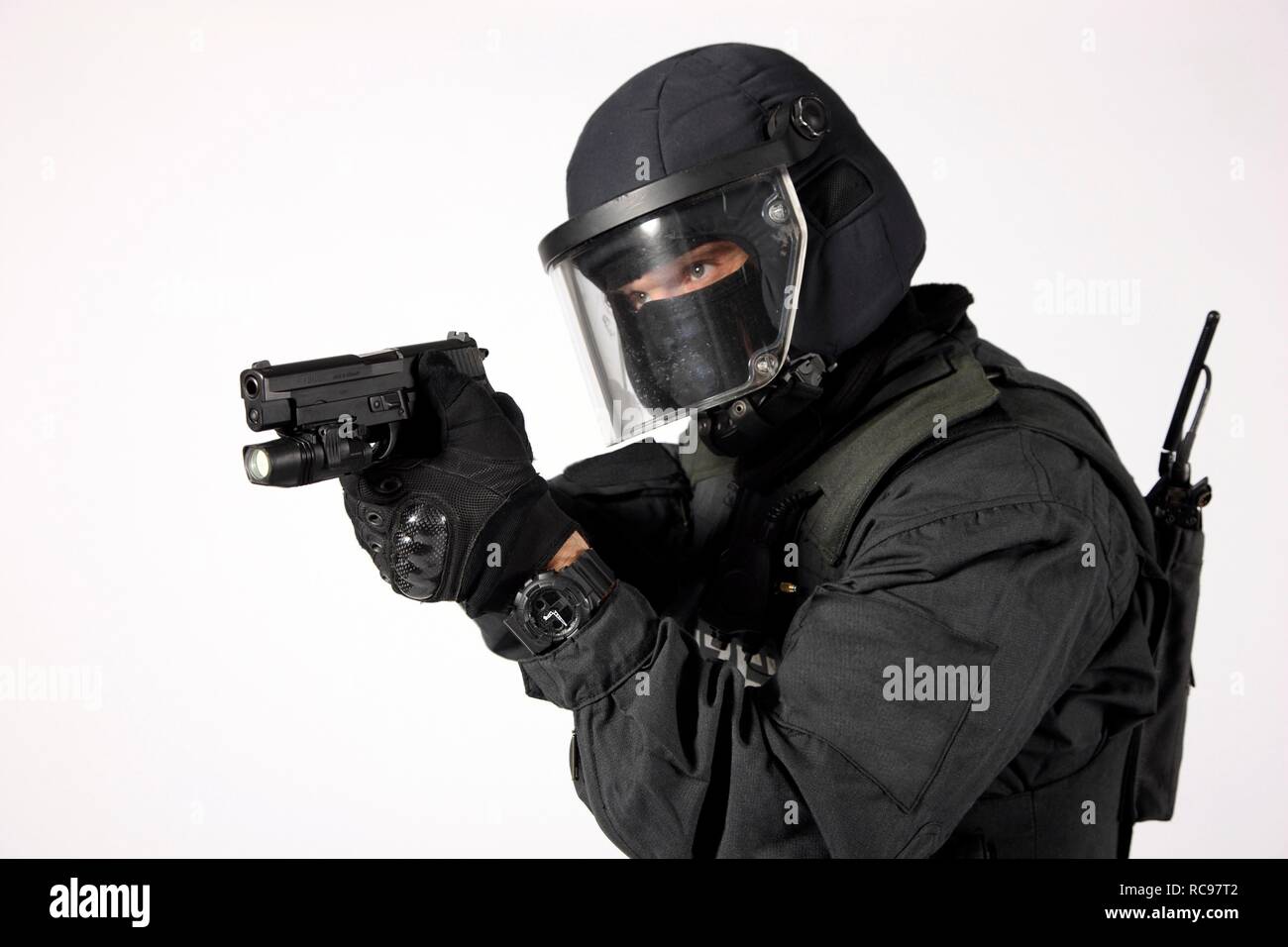 Polizia, Task Force speciale, SEK, officer indossando pieno uniforme di protezione tenendo un Sig Sauer P6 P225 pistola Foto Stock