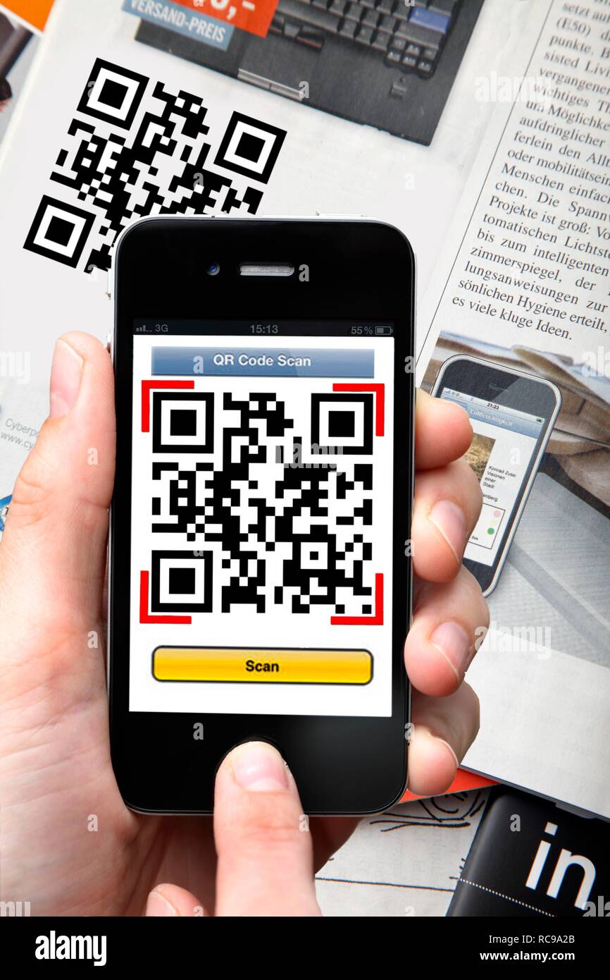 Il codice QR-code reader, Quick Codice di risposta, la lettura di un codice QR con uno smartphone e iPhone Foto Stock