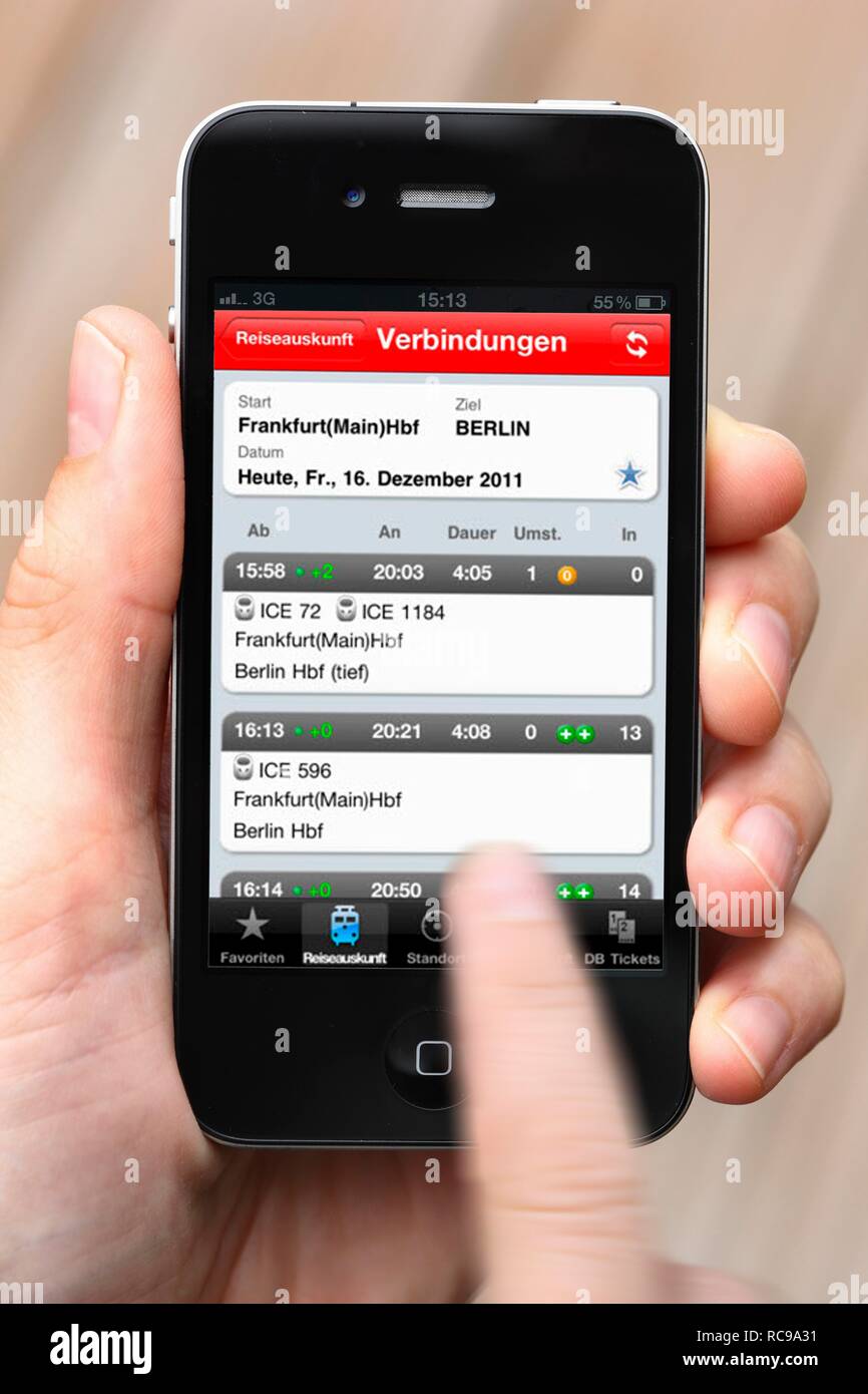 Iphone, smartphone app sullo schermo informazioni di viaggio di Deutsche Bahn AG, il tedesco azienda ferroviaria nazionale Foto Stock