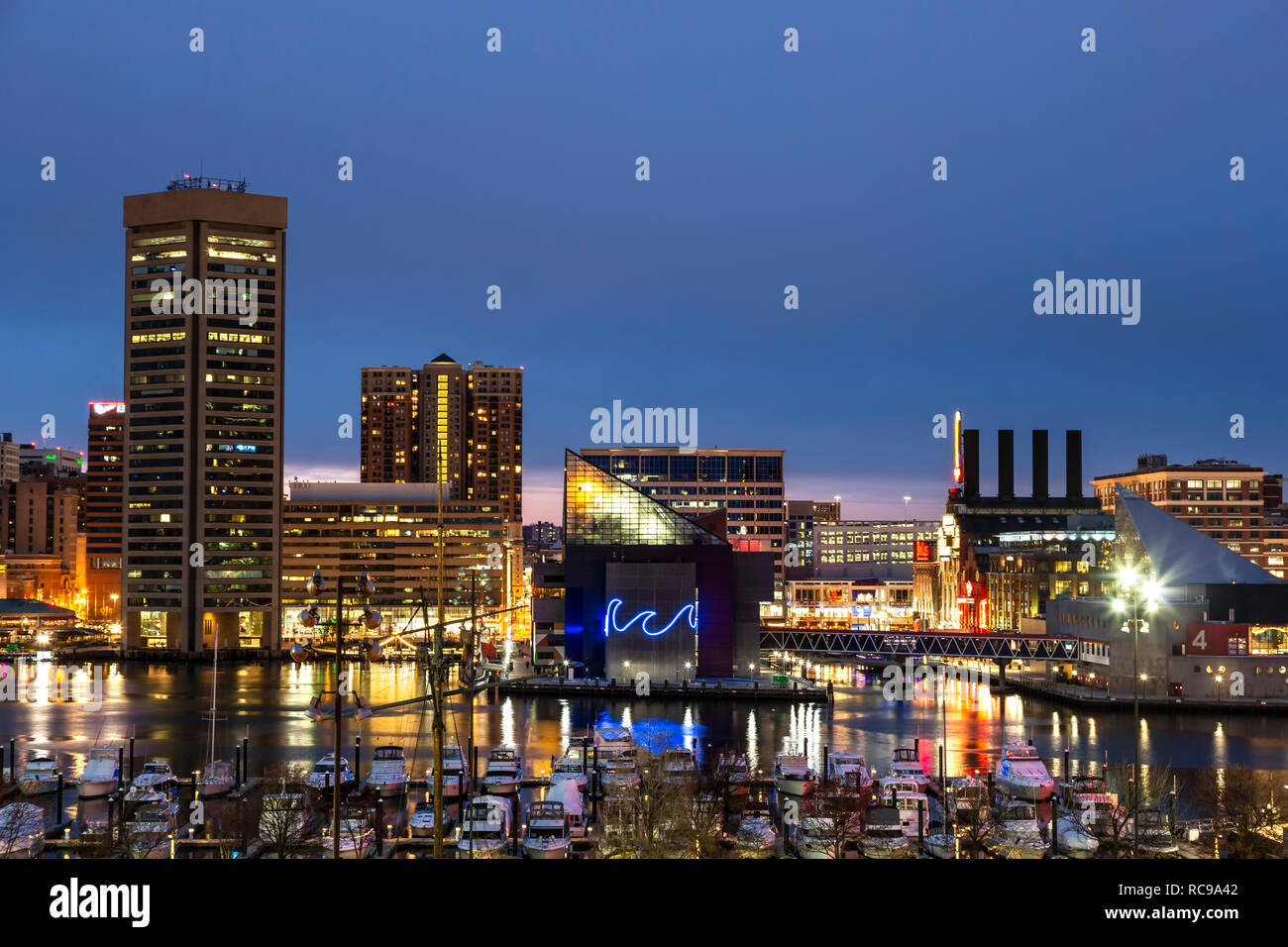 Baltimore Skyline al crepuscolo, Acquario Nazionale (con neon wave), e le barche in marina, Porto Interno, Patapsco River, Baltimore, Maryland, Stati Uniti d'America Foto Stock