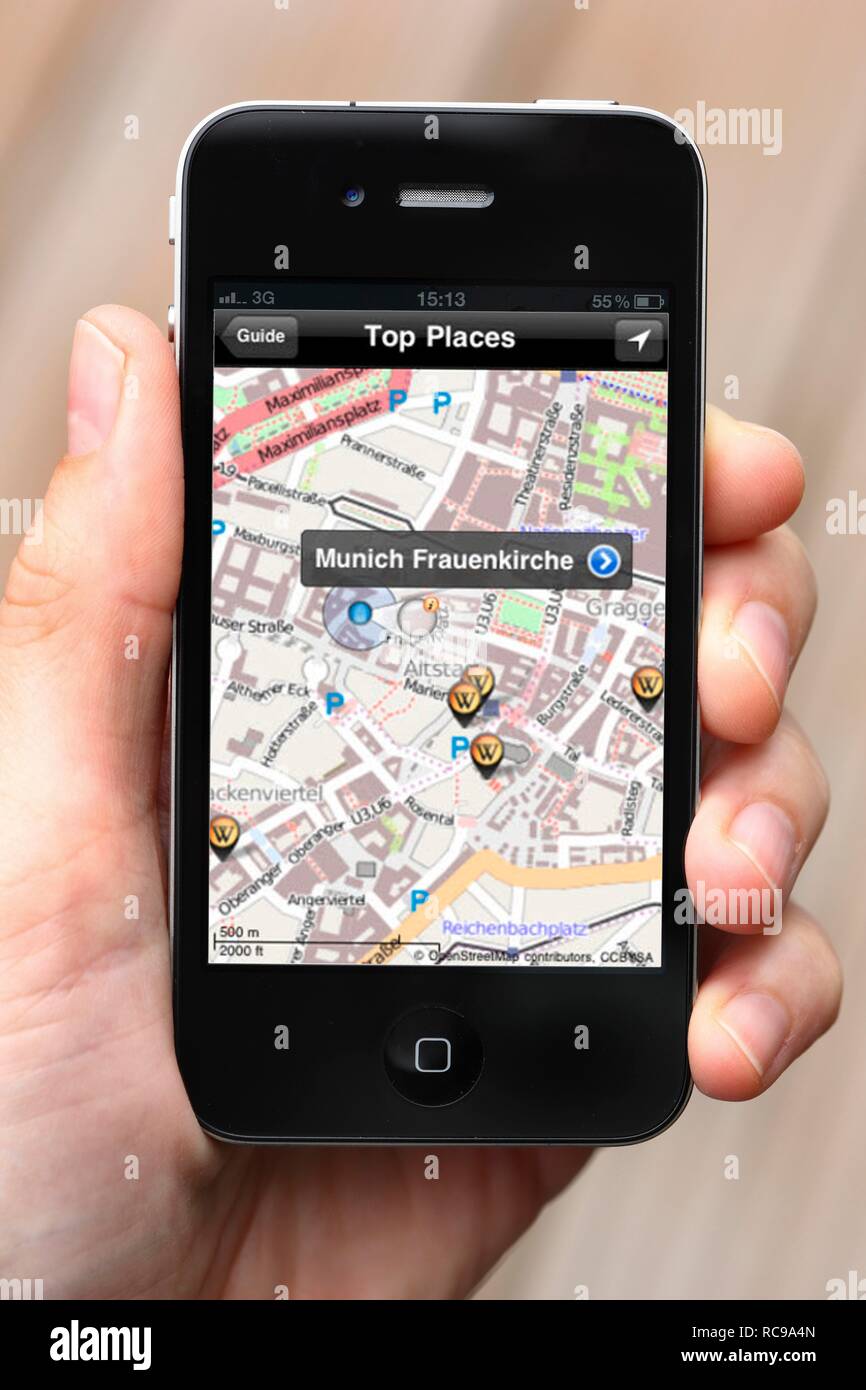 IPhone, smartphone che mostra un'app sul display con una mappa della città e informazioni locali, disponibile anche in modalità non in linea Foto Stock