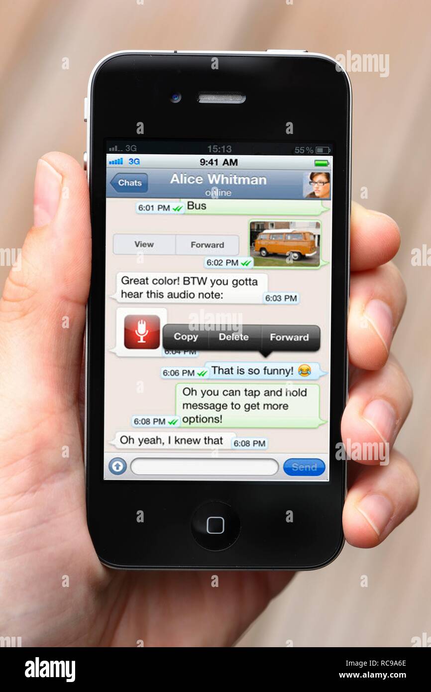 IPhone, smartphone app sul display, WhatsApp, chat, messaggi di testo, il servizio di messaggistica Foto Stock
