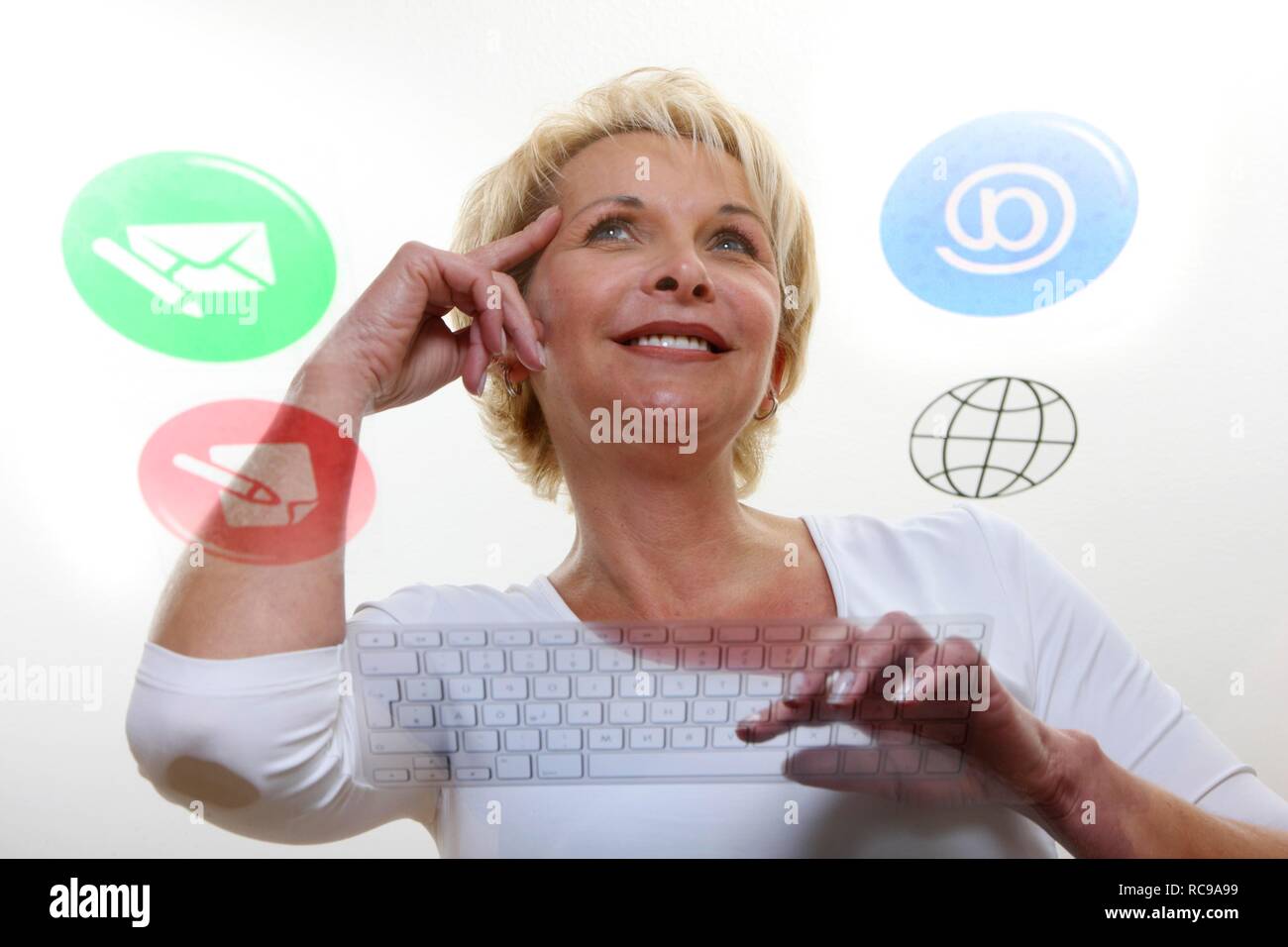 Donna al lavoro, immagine simbolica per l'ufficio virtuale Foto Stock