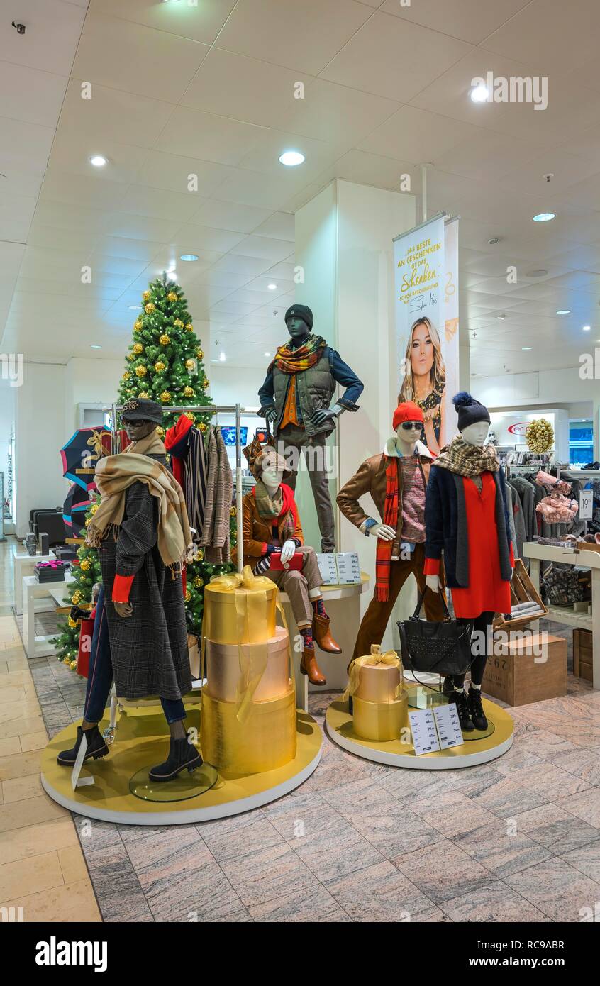 Le bambole alla moda con la moda invernale in department store di Monaco di Baviera, Baviera, Baviera, Germania Foto Stock