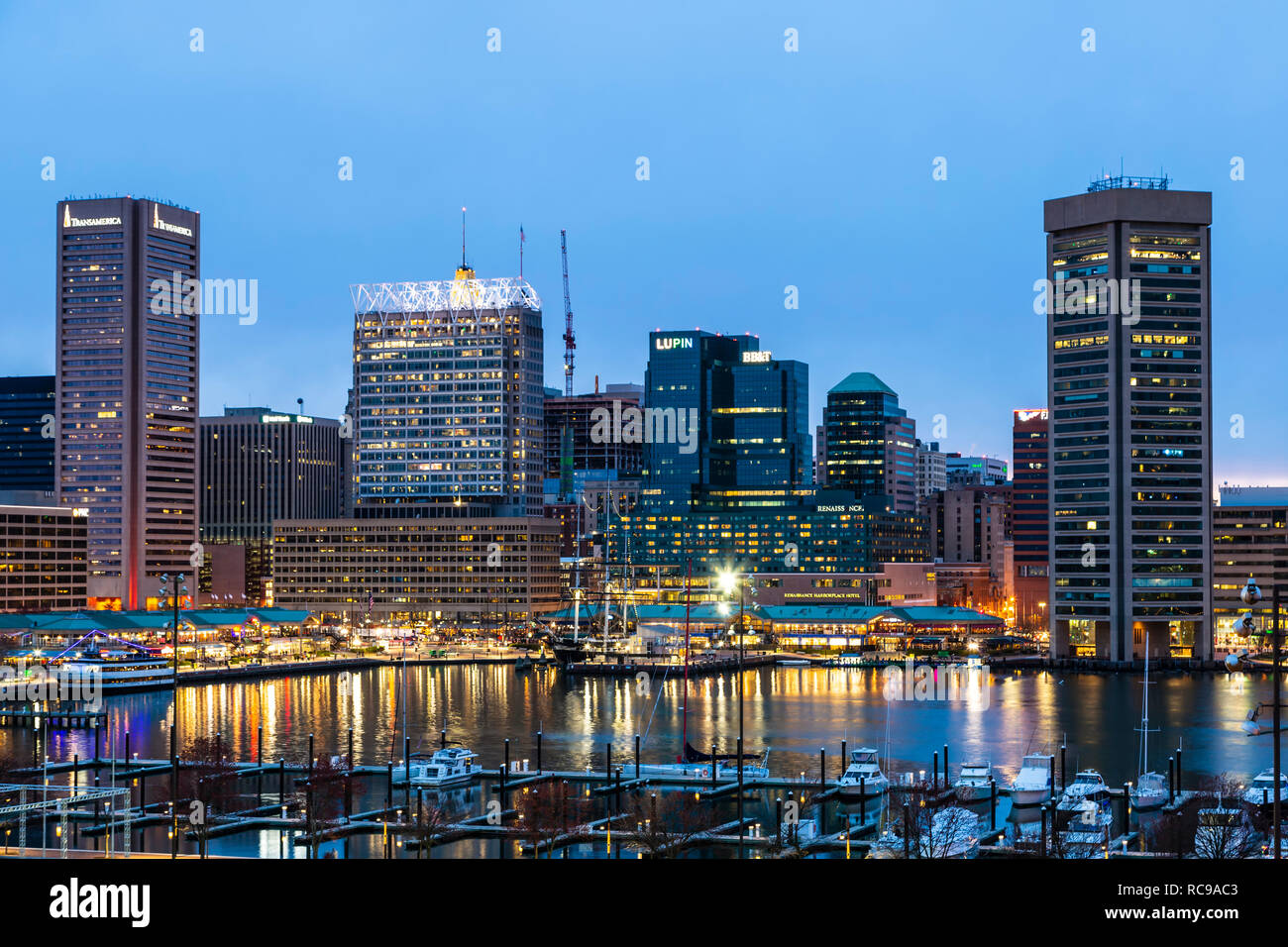 Baltimore Skyline al crepuscolo e barche in marina, Porto Interno, Patapsco River, Baltimore, Maryland, Stati Uniti d'America Foto Stock